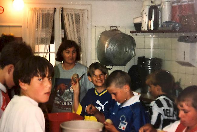 Vereinsleben. Als Köchin in einem Fussballlager 1999.