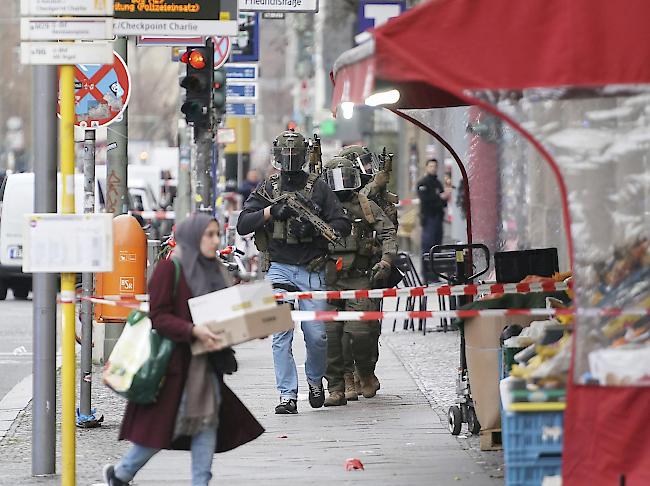 Hülse der Patrone einer "vermutlichen Schreckschusswaffe" am Checkpoint Charlie in Berlin gefunden.