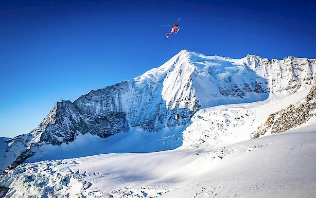 In Zusammenarbeit mit Air Zermatt ist am Montag im Auftrag des Kantons Wallis am Fuss des Brunegghorns eine Radaranlage von Geopraevent zur Überwachung des Hängegletschers Ost unterhalb des Gipfels des Weisshorn (4506 m ü. M.) installiert worden. Laut Einschätzung von Gletscherexperten droht der Hängegletscher abzubrechen.