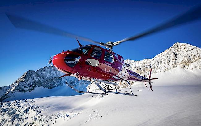 In Zusammenarbeit mit Air Zermatt ist am Montag im Auftrag des Kantons Wallis am Fuss des Brunegghorns eine Radaranlage von Geopraevent zur Überwachung des Hängegletschers Ost unterhalb des Gipfels des Weisshorn (4506 m ü. M.) installiert worden. Laut Einschätzung von Gletscherexperten droht der Hängegletscher abzubrechen.