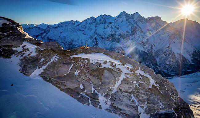 In Zusammenarbeit mit Air Zermatt ist am Montag im Auftrag des Kantons Wallis am Fuss des Brunegghorns eine Radaranlage von Geopraevent zur Überwachung des Hängegletschers Ost unterhalb des Gipfels des Weisshorn (4506 m ü. M.) installiert worden. Laut Einschätzung von Gletscherexperten droht der Hängegletscher abzubrechen.