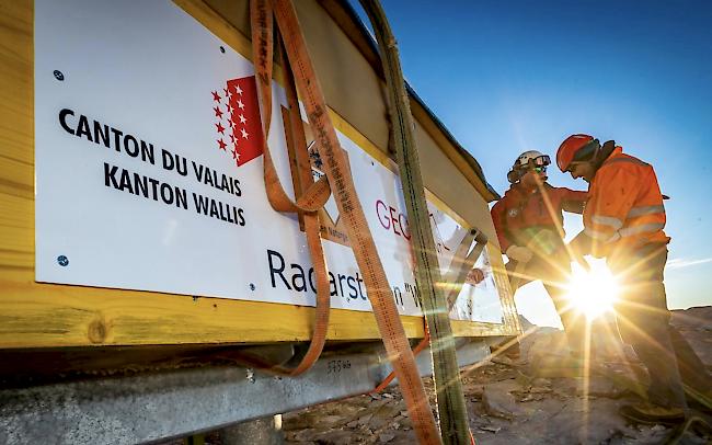 In Zusammenarbeit mit Air Zermatt ist am Montag im Auftrag des Kantons Wallis am Fuss des Brunegghorns eine Radaranlage von Geopraevent zur Überwachung des Hängegletschers Ost unterhalb des Gipfels des Weisshorn (4506 m ü. M.) installiert worden. Laut Einschätzung von Gletscherexperten droht der Hängegletscher abzubrechen.