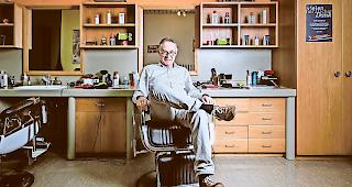 Naters verliert wieder ein bisschen D&ouml;rflichkeit. Mit Silvio Ricci verabschiedet sich ein Coiffeur, der mehr war als bloss ein Haareschneider.Foto mengis media/Alain Amherd