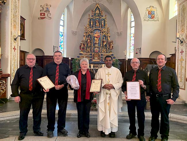 Am Patronatsfestes des Kirchenchors Täsch wurden vier Jubilare für insgesamt 125 Jahre Mitgliedschaft ausgezeichnet.