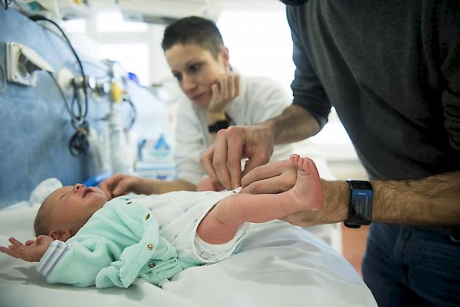 Ein Neugeborenes auf einer Entbindungsstation. (Symbolbild)