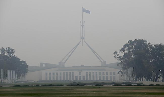 Die australische Flagge weht über dem Parlamentsgebäude in Canberra.