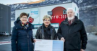 Guter Zweck. Margrith Noti und Marcel Kummer von der Stiftung mit Patricia Pfammatter, 
Leiterin des Altersheims St. Antonius in Saas-Grund (Mitte).