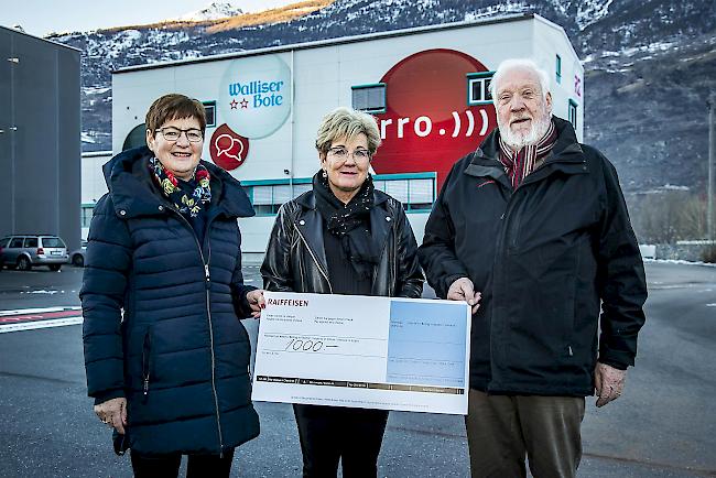 Guter Zweck. Margrith Noti und Marcel Kummer von der Stiftung mit Patricia Pfammatter, 
Leiterin des Altersheims St. Antonius in Saas-Grund (Mitte).