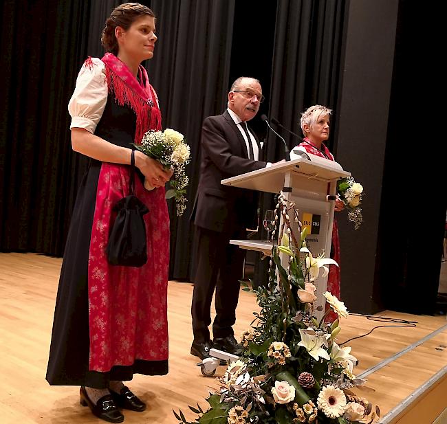 <b>Rücktrittserklärung.</b> … dies sagte er, von den Ehrendamen der MG Glishorn flankiert, während seiner Neujahrsansprache.