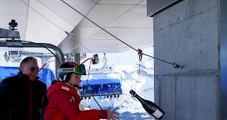 Staatsrat Jacques Melly und Camille Rast, Botschafterin der Bergbahngesellschaft Grimentz-Zinal, bei der Champagner-Taufe der neuen 6er-Sesselbahn im Skigebiet Grimentz-Zinal.