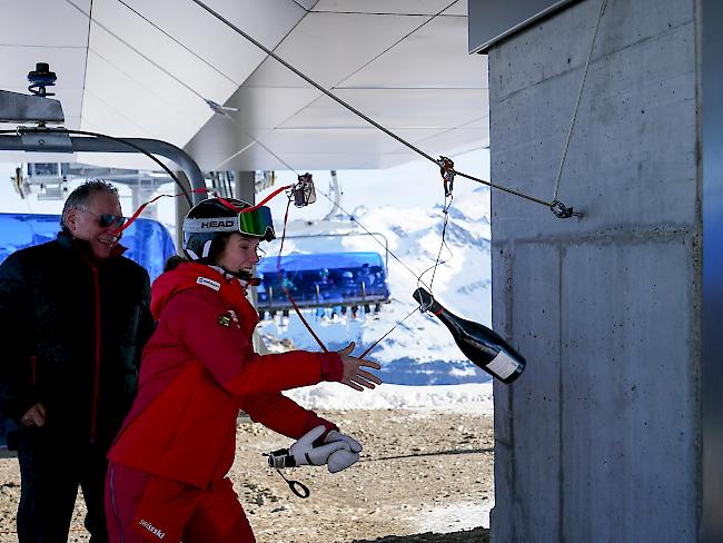 Staatsrat Jacques Melly und Camille Rast, Botschafterin der Bergbahngesellschaft Grimentz-Zinal, bei der Champagner-Taufe der neuen 6er-Sesselbahn im Skigebiet Grimentz-Zinal.