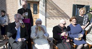 Am Hauseingang des Ex-Papstes h&auml;nge ein Lebkuchenherz mit der Aufschrift "Dahoam is Dahoam". (Symbolbild)