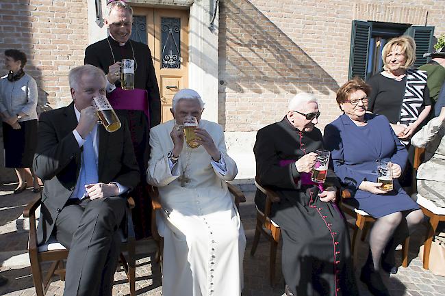 Am Hauseingang des Ex-Papstes hänge ein Lebkuchenherz mit der Aufschrift "Dahoam is Dahoam". (Symbolbild)