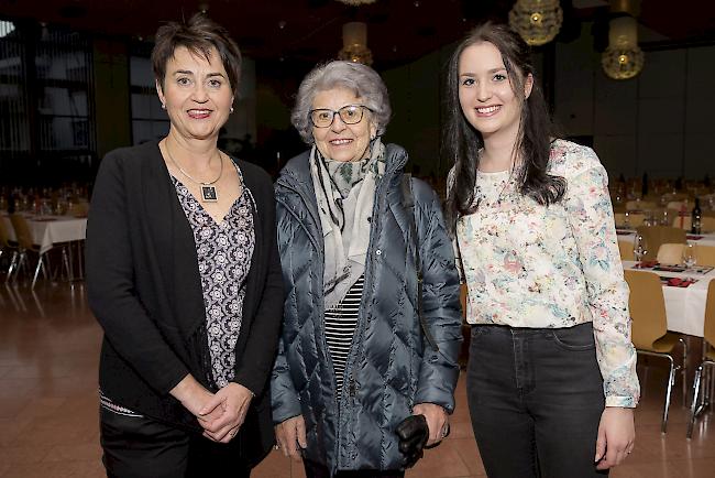 Barbara Guntern (56), Elvira (82) und Tabea (17) Anthamatten, Visp.