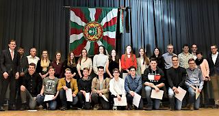 Stolz. Die neuen Jungb&uuml;rger, geehrte und verabschiedete Mitarbeiter und Gemeinder&auml;te von Visperterminen anl&auml;sslich des Neujahrsempfangs.