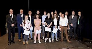 Festlich. Der Jahrgang 2002 zusammen mit dem Gemeinderat von Ried-Brig.