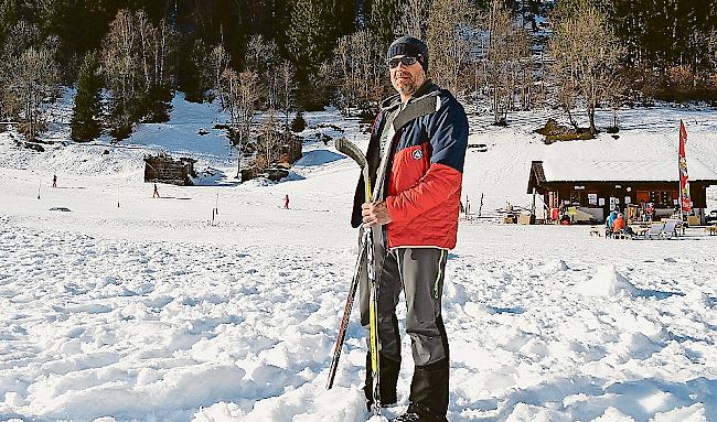 Benjamin Zaugg , Präsident des Vereins «Inschi Ischbahn Blätz», steht am künftigen Standort der Eisbahn, im Hintergrund der Skilift «Blätz».