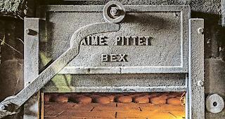 Backen. Um die richtige Temperatur des Ofens zu erhalten, braucht es viel Erfahrung. Fotos mengis media/Andrea Soltermann