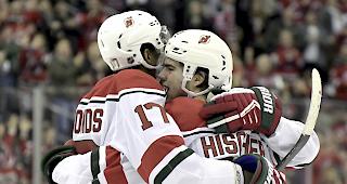 In der Partie gegen die New York Islanders trifft Nico Hischier nach einem Solo sehenswert.