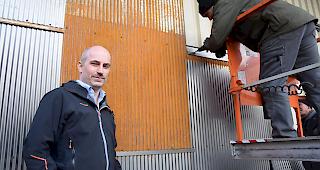 Hans Fercher (Bild links) und seine Mitarbeiter bei der Arbeit &ndash; von der Planung &uuml;ber die Konstruktion bis zur Endmontage, der Arbeitsalltag eines Anlagen- und Apparatebauers ist sehr vielseitig.