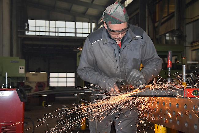 Die Schleifarbeit ist ein wichtiger Bestandteil im Fertigungsverfahren von Metallkonstruktionen.