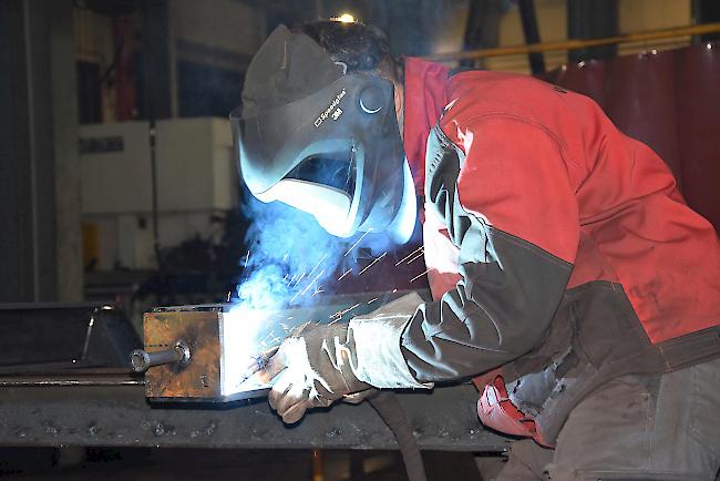 Beim Schweissen braucht es nebst dem handwerklichen Geschick auch höchste Konzentration, um Metallteile ohne Einschlüsse zusammenzufügen.