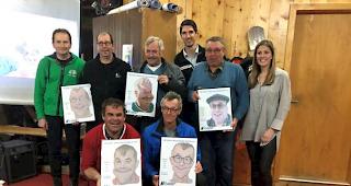Traditioneller Mitarbeiterabend: Die geehrten Mitarbeitenden der Moosalpregion mit ihren Karikaturen.