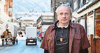 Ver&auml;rgert. Andreas Aufdenblatten, Betreiber des Restaurants Walliserkanne in der Zermatter Bahnhofstrasse. Foto mengis media/Daniel Berchtold