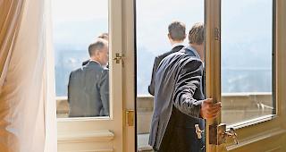 Tatort Bundeshaus. Lobbyarbeit auf dem Balkon vor der Wandelhalle. Alle wollen diese Plattform nutzen. Auch das Wallis. Foto Keystone