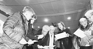 &laquo;Bsinnsch di nu?&raquo; Schnappschuss aus &laquo;Identit&auml;ten Teil 2&raquo; von 2018: Begegnungen und Austausch von Erinnerungen. Archivbild mengis media