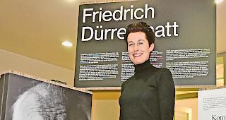 Madeleine Betschart. Die Leiterin des Centre D&uuml;rrenmatt Neuch&acirc;tel f&uuml;hrte in der Briger Mediathek durch die Ausstellung Helvetismen, welche noch bis zum Monatsende l&auml;uft.Foto mengis media