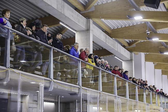 Leute aus Nah und Fern nahmen die Raiffeisen-Arena in Augenschein.