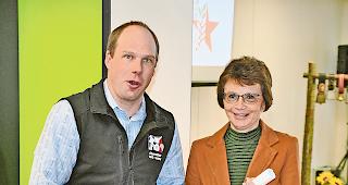 Neues Ehrenmitglied. Fabian Schwery bedankt sich bei Rosmarie Ritz f&uuml;r die jahrelange Unterst&uuml;tzung.