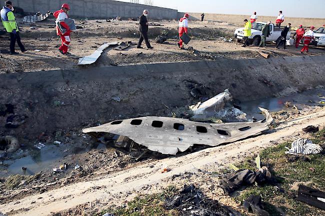 Beim Absturz einer ukrainischen Passagiermaschine bei Teheran sind 176 Personen ums Leben gekommen, die meisten Iraner. Am Samstagmorgen räumte Iran ein, das Flugzeug versehentlich abgeschossen zu haben.
