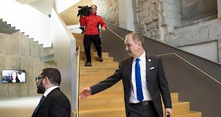 Der Waadtl&auml;nder SVP-Politiker Yves Ravenel tritt von der politischen B&uuml;hne ab. Dies nach Publikwerden seiner Verurteilung wegen h&auml;uslicher Gewalt.