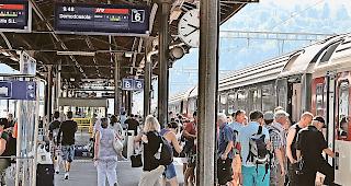 Geduld. Wegen Unterhaltsarbeiten in einem Tunnel bei Varzo kann sich die Reisezeit nach Italien um bis zu 30 Minuten verl&auml;ngern.