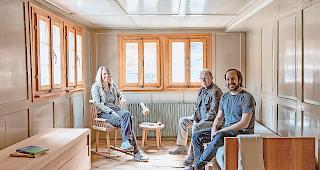 Kommt das Dorfhotel? Monika Holzegger, Beat Ritz und David Ritz (von links) kommen dem Ziel eines zentralen Hotels im Zentrum von Grengiols einige Schritte n&auml;her. 