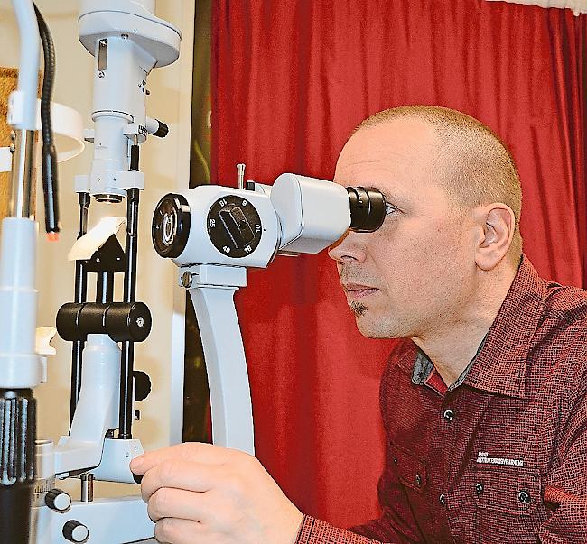 Alexander Vogel verkauft als Augenoptiker Brillen, Sehhilfen und optische Geräte.