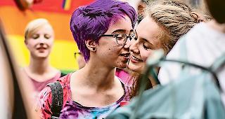 QueerWallis kritisiert, dass Straftaten auf Grund der sexuellen Orientierung nicht gesondert erfasst werden.