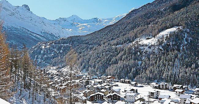 Die Saaser Bevölkerung stimmt konsultativ über eine Fusion der Gemeinden ab (Bild: Blick von  Saas-Grund in Richtung Saas-Fee).