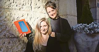 Originell. Eliane H&auml;fliger und Sara Aurelia Eggel regen mit dem Buch &laquo;F&uuml;r Reisekranke&raquo; auf unterhaltsame Weise zum Denken an.