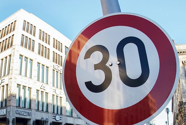 Der Kanton Wallis hat erstmals Tempo 30 auf einem Abschnitt der Kantonsstrasse bewilligt. So soll der Ortskern von Vionnaz ruhiger und sicherer gemacht werden.