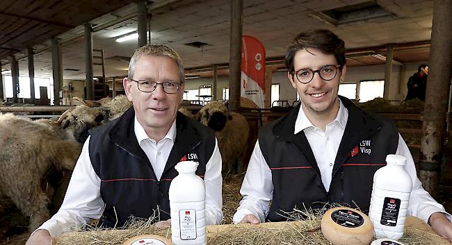 Zentrumsleiter Moritz Schwery (links) und André Summermatter, agrartechnischer Mitarbeiter des Landwirtschaftszentrums Visp, mit Produkten der neu gestalteten Verkaufslinie aus eigenen Beständen. 