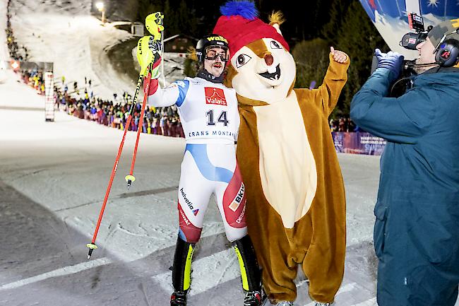 Grosse Unterhaltung. Der drittplatzierte Marc Rochat mit dem Maskottchen.