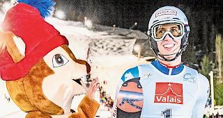 Impressionen der Walliser Slalom-Nacht. Ramon Zenh&auml;usern mit Maskottchen&hellip;