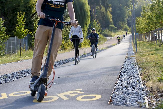 Das Mindestalter beträgt bei E-Trottinetts wie auch bei E-Bikes 14 Jahre.