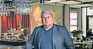 Politsatire. Mike M&uuml;ller wird im Oberwallis in der Rolle des Gemeindepr&auml;sidenten Raoul Furrler zu sehen sein.