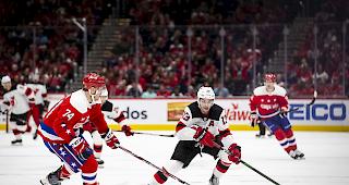 New Jersey Devils-Center Nico Hischier (13) zieht den Puck am Verteidiger John Carlson (74) von den Washington Capitals vorbei. (Archivbild)