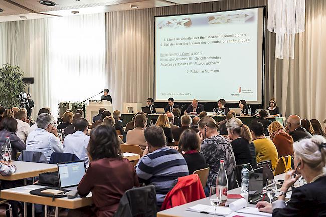 Im November und Dezember fanden sechs Bürgerworkshops statt. Die zuständige Kommission hat die Berichte zur Bürgerbeteiligung dem Verfassungsrat übermittelt.