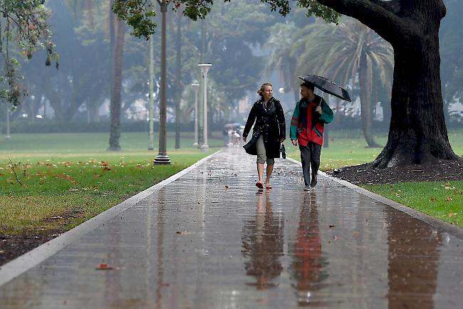 Der Regen in den Bundesstaaten Victoria, New South Wales und Queensland, die zu den am stärksten betroffenen Gegenden zählen, soll laut Vorhersagen noch das ganze Wochenende anhalten.